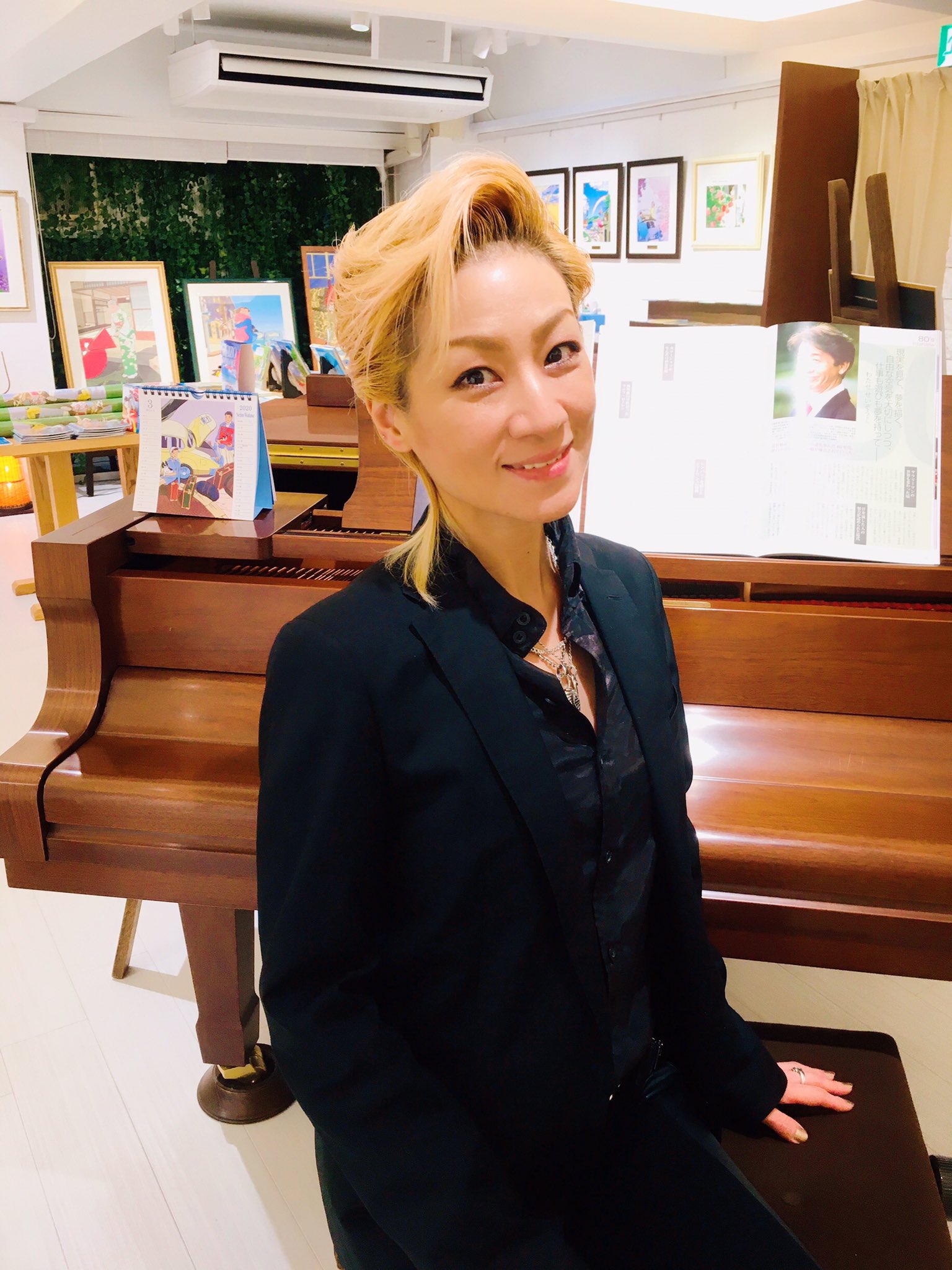 鳴海じゅん En Twitter わたせせいぞうギャラリー白金台へ ラ ジュネス代官山にあったピアノと再会 ˊ ˋ 白金台ギャラリーには ボクと青春の宝塚 コーナーが わたせせいぞうさんの作品 すみれの花たち が素敵 ワクワクするよなことがこれから