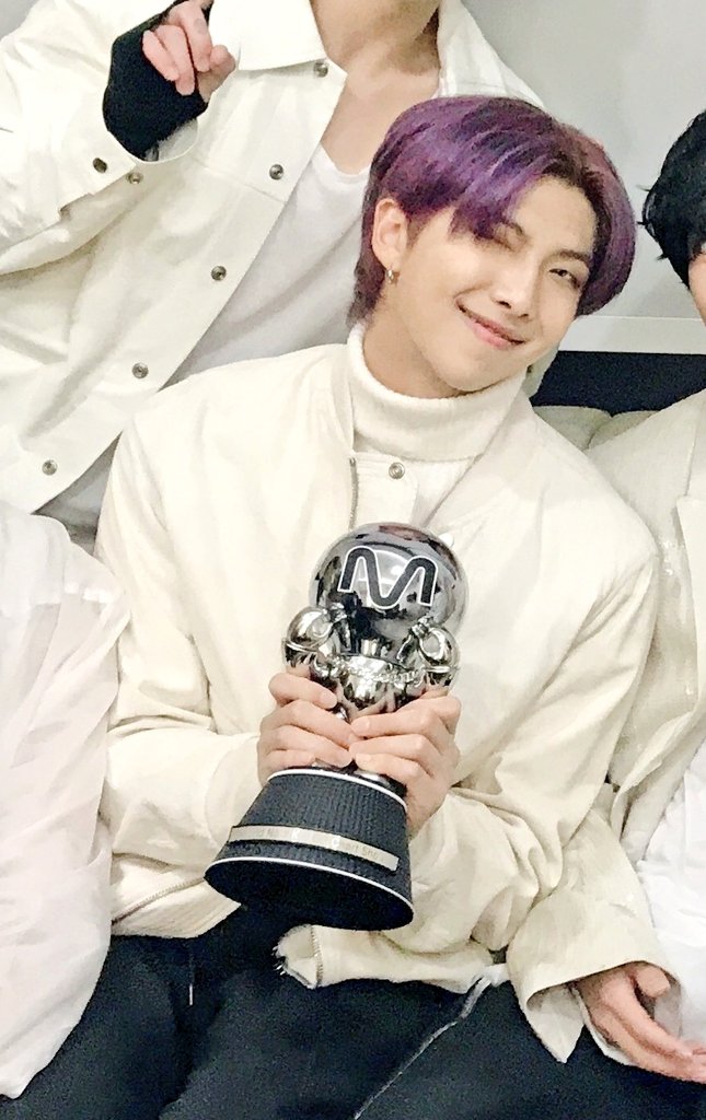 RM_tree_twt's tweet photo. @BTS_twt 사랑혀... 마니마니......💜 https://t.co/gsPVvPJzcX