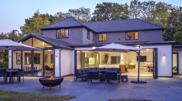BaumitUKLtd's tweet photo. The first of many? This property in Hildenborough, Kent became the first in the UK to be furnished with Baumit MosaikTop; our high-quality, acrylic-based #render containing exceptional weather and water resistance. Find out more here: https://t.co/CNeFzCtvkf
#BuildWithBaumit https://t.co/SL1D5OMCGz