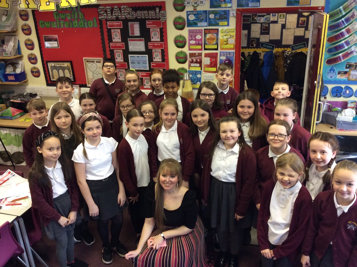 ysgolbroallta's tweet image. Dosbarth y #pwllglo yn brysur yn creu pleidiau gwleidyddol eu hun yr wythnos hon . Diolch o galon i @delythjewell @DelythJewellAM @Plaid_Cymru am ein helpu ni i gynllunio ac ysgrifennu maniffesto i’n pleidiau heddiw @sewalesEAS @SerenaSbarc @EAS_Cymraeg