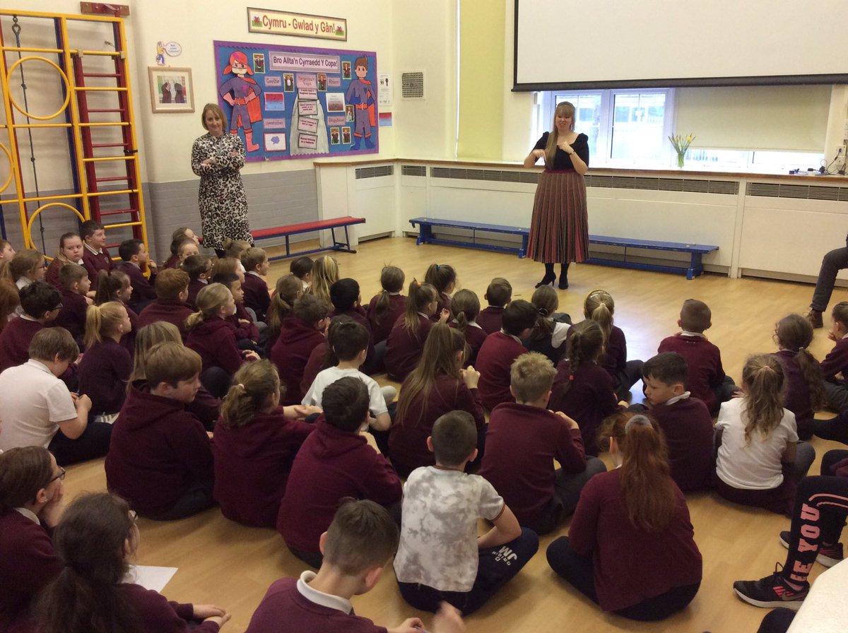 ysgolbroallta's tweet image. Dosbarth y #pwllglo yn brysur yn creu pleidiau gwleidyddol eu hun yr wythnos hon . Diolch o galon i @delythjewell @DelythJewellAM @Plaid_Cymru am ein helpu ni i gynllunio ac ysgrifennu maniffesto i’n pleidiau heddiw @sewalesEAS @SerenaSbarc @EAS_Cymraeg