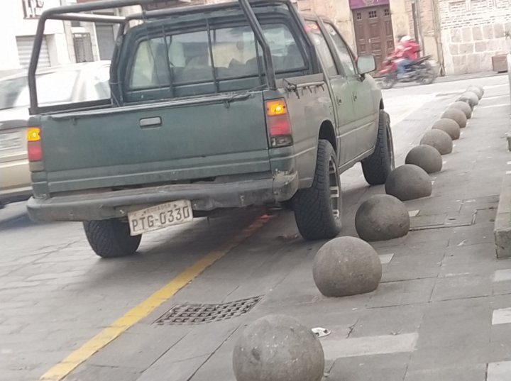 CuencaTransito's tweet photo. Señores del @emov_ep  más abusivos en la Calles Honorato Vasquez y Presidente Borrero. https://t.co/lTE2OTh7Ei
