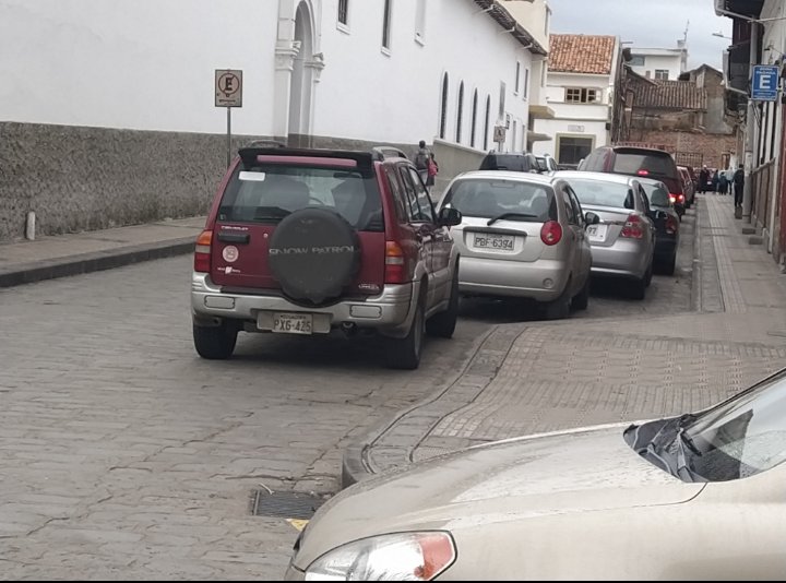 CuencaTransito's tweet photo. Señores del @emov_ep  más abusivos en la Calles Honorato Vasquez y Presidente Borrero. https://t.co/lTE2OTh7Ei