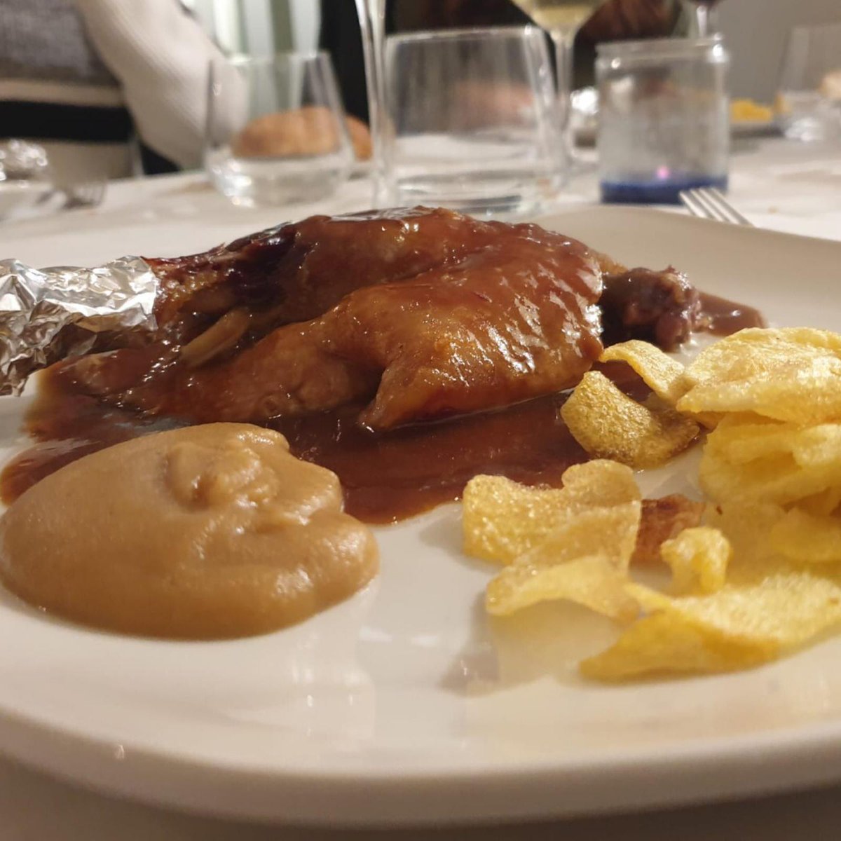 RestBolivar's tweet photo. ¡Qué buena pinta tiene el finde que se acerca! ¿Qué planes tienes? 😋
📸 Muslo de pato con salsa de moras https://t.co/flZAG4cLVs