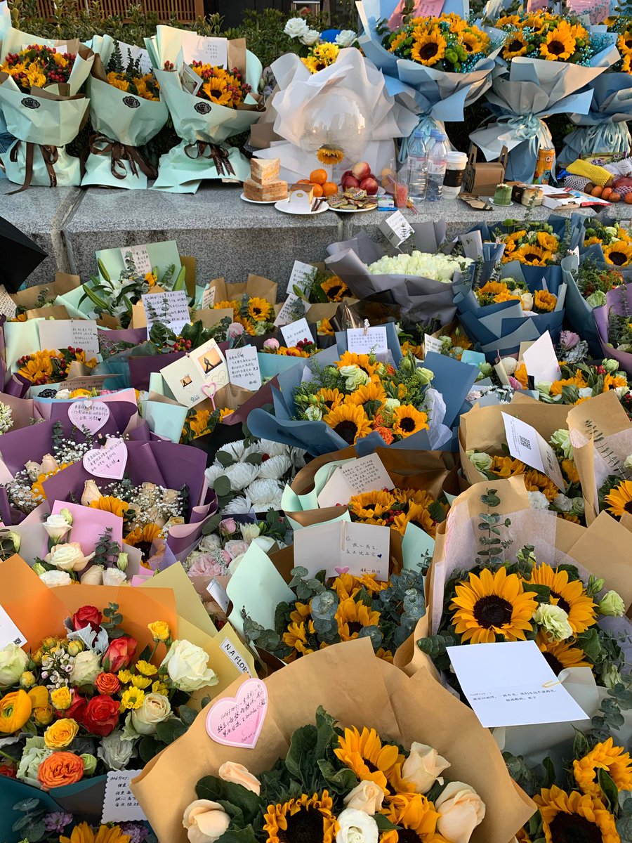 GodfreyGao_AU's tweet photo. Today is the 100th day since G's passing and fans in China paid their tributes. ❤���🙏

📷: as tagged from Weibo https://t.co/mW8YOEOEqh