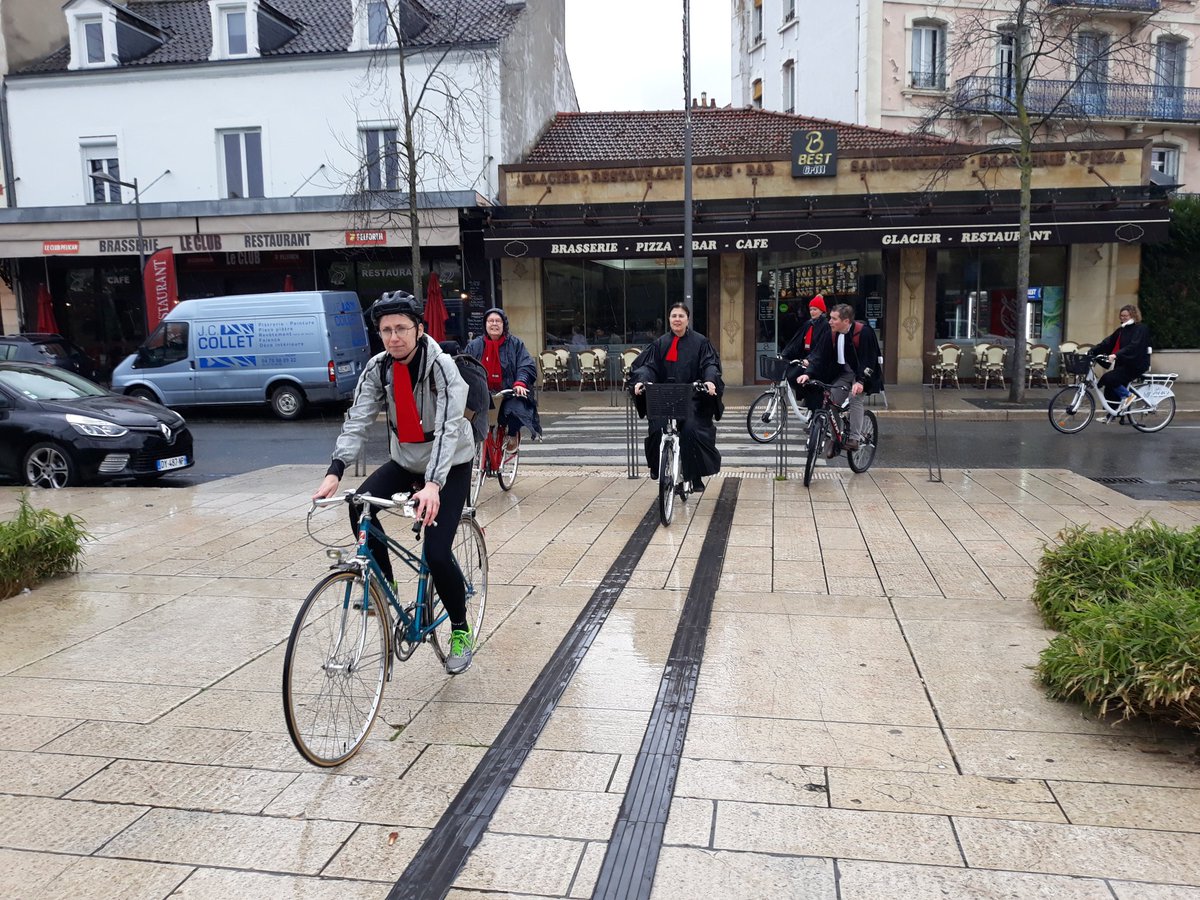 Sous des tombes d'eau : depart du #relaisdelajustice du TJ cusset via la gare de vichy à velo....Direction Moulins.
Les <a href="/avocatscusset/">Ordreavocatscussetvi</a> restent déterminés dans l'adversité. 
<a href="/CNBarreaux/">Conseil national des barreaux - les avocats</a> <a href="/Conf_Batonniers/">ConférenceBâtonniers</a>