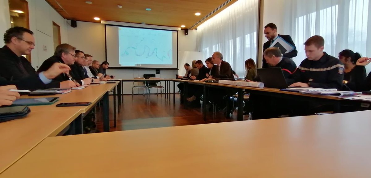 DamiatiMichael's tweet photo. Niveau de l’Yerres : des précipitations sont attendues dans les prochaines heures. 
Les services de la ville de #Crosne, du #SyAGE et de l’État sont mobilisés pour intervenir 🙏
Ce matin réunion organisée par Mr Le Préfet concernant les mesures de prévention @MartinTitimar83 https://t.co/YV99A9L9QO