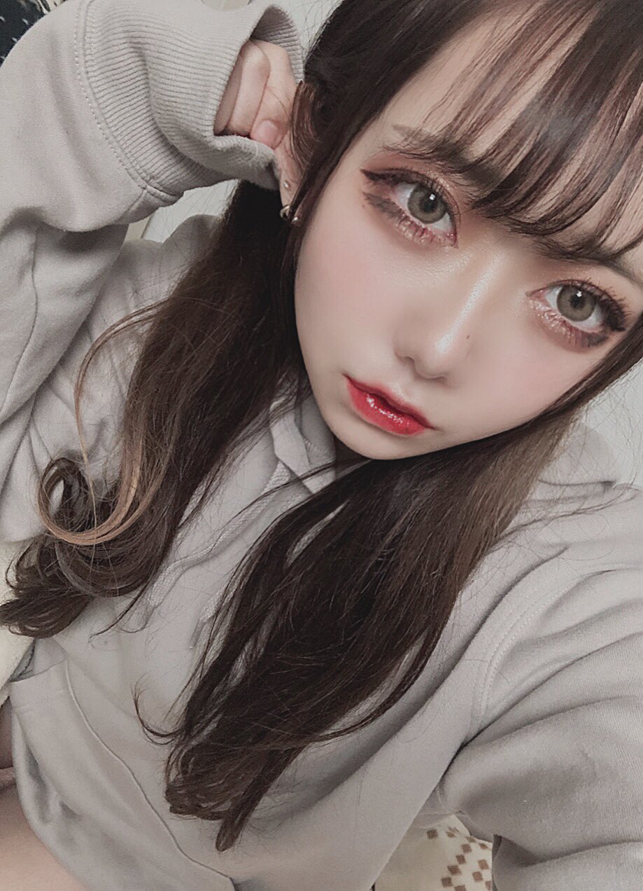Liii 絵とコスメの人 ベルアのキャンナチュールっていうカラコン 可愛い系のメイクにもかっこいい系のメイクにも合うし裸眼真っ黒な私でもめちゃくちゃ発色いいから推せる 発色よくて盛りたい人はぜひ 超おすすめ T Co Mjcjr98bnn Twitter
