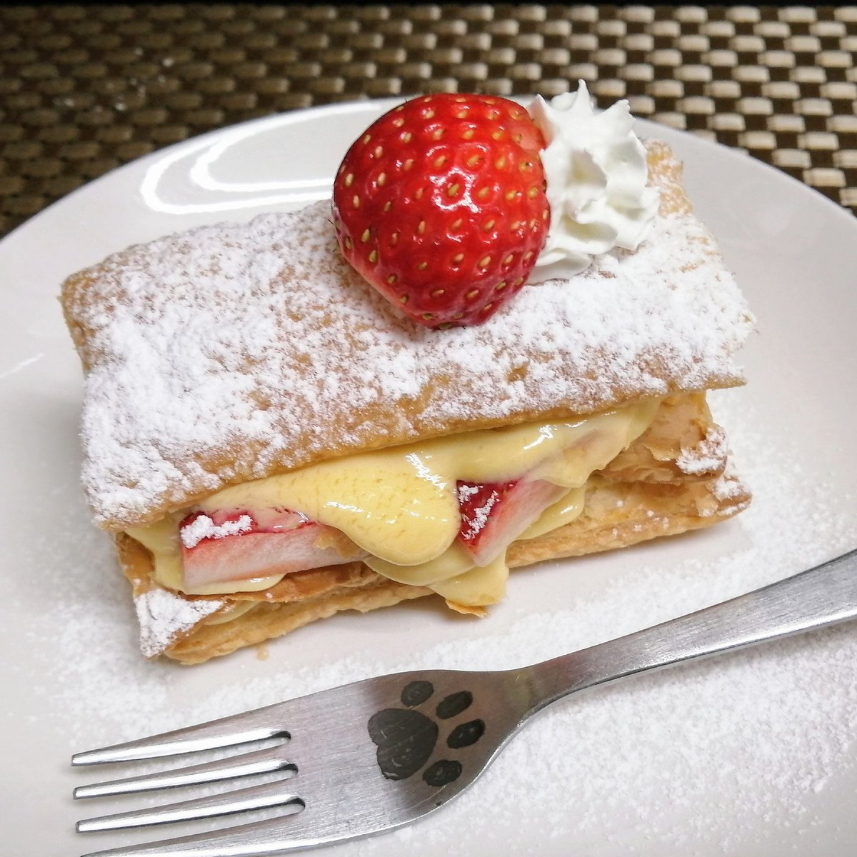 ねこのひたい 今週も金土日営業です とちおとめ苺とカスタードのパイを注文毎に盛りつけしてお出しします 土曜の昼は通常営業 夜はねこ集会になります よろしくお願いします ねこのひたい 猫カフェ ねこかふぇ 手作りケーキ ミルフィーユ 柏市