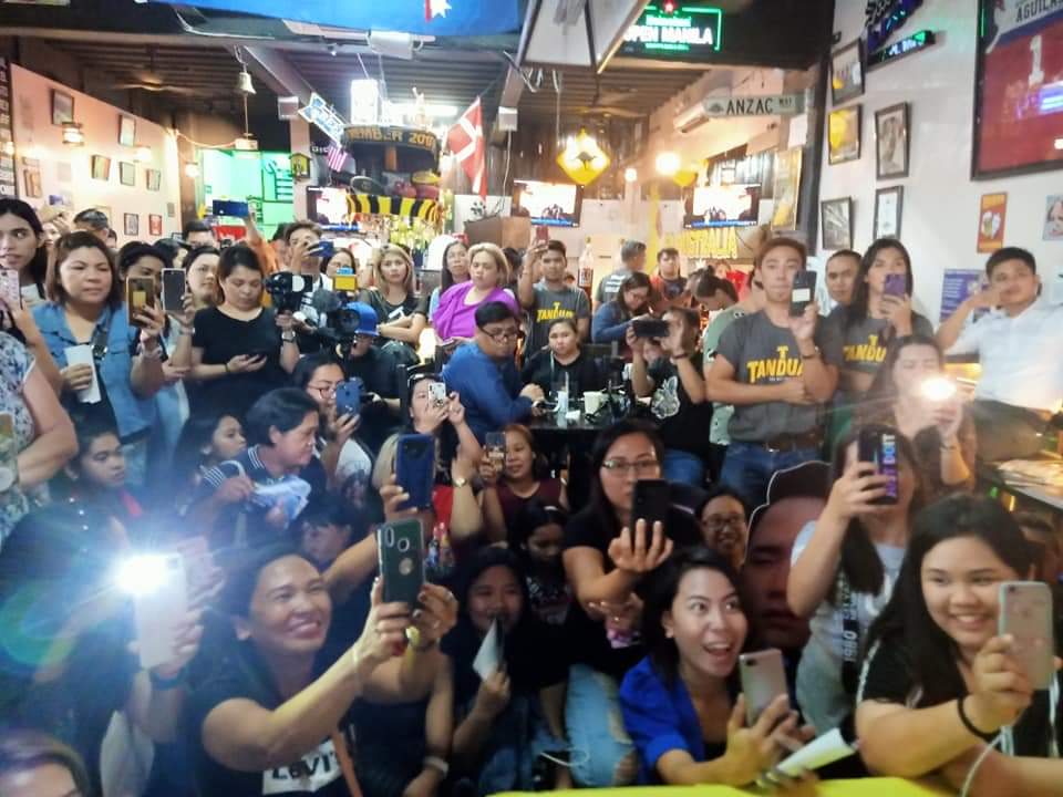 MarkMichaelPH's tweet photo. Successful VLOGCON 98DEGREES...
IloveyouallMARKERSSSSSS
#MARKMICHAELTANGARCIA
#FRONTACT
#PHILIPPINECONCERTTOUR
#98DEGREES https://t.co/aubWlR0VAd