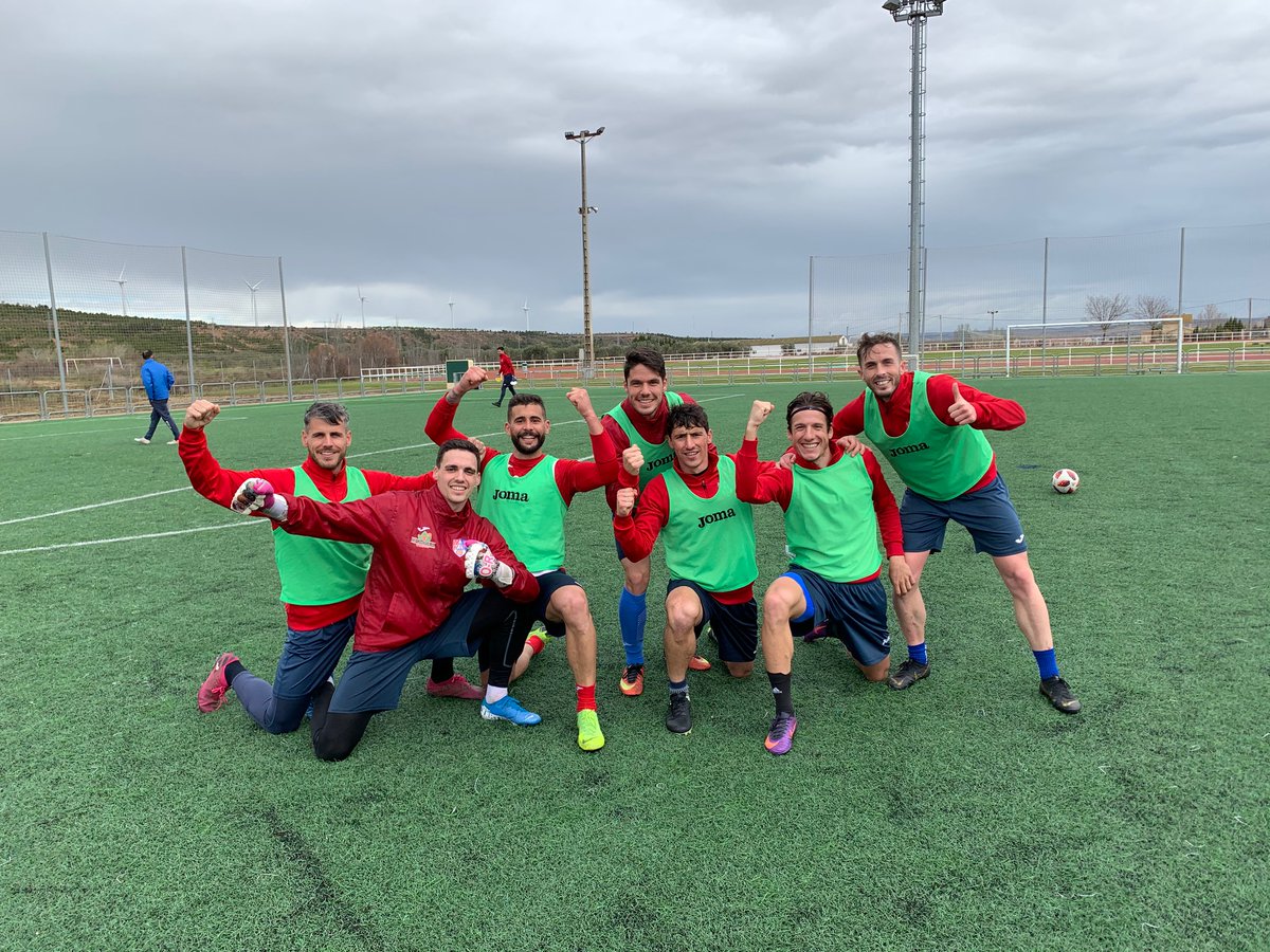 cdcalahorra's tweet photo. 🔵🔴 Los jugadores del @cdcalahorra han terminado el entrenamiento de hoy, y al final de todo el trabajo llevado a cabo durante la mañana,  este ha sido el equipo vencedor.

¡¡¡Enhorabuena!!!

#juntossomosmasfuertes #continuemosnuestrahistoria #SiempreCDCdesde1923 https://t.co/2DCXUaot61