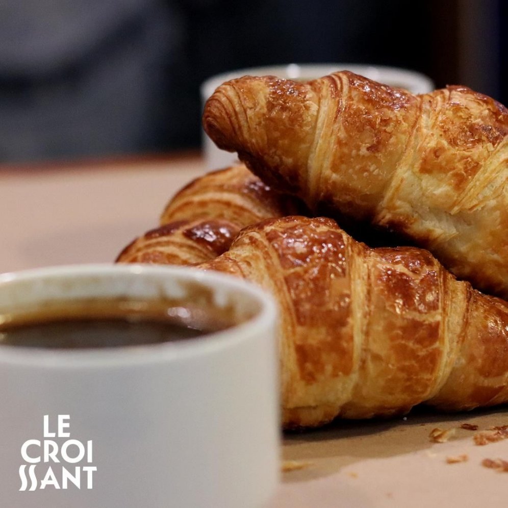 LeCroissantSV's tweet photo. Croissants 100% de mantequilla para acompañar el café. #ViveLaFrance https://t.co/KyptKREZpd