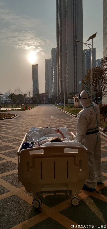 CGTNOfficial's tweet photo. A picture of a doctor accompanying an 87-year-old #COVID19 patient to see the sunset has gone viral on Chinese social media. 

It was taken at Renmin Hospital of Wuhan University when the patient, who has lived in the hospital for nearly a month, was on his way to do a CT scan https://t.co/NNaKwMAtsa