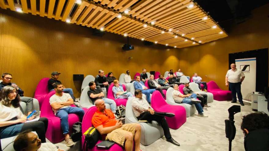 ProAVLEducation's tweet photo. Sennheiser ME's Ryan Burr conducts one of five workshops, providing an overview of key elements of professional audio capture for films at Cine-In. 
More info:
► https://t.co/bR60zUz9RC 

---
#Sennheiser #Education #ProAV #AVTweeps #Dubai #UAE  #audioengineering #ProAudio https://t.co/jH9lGWk8De