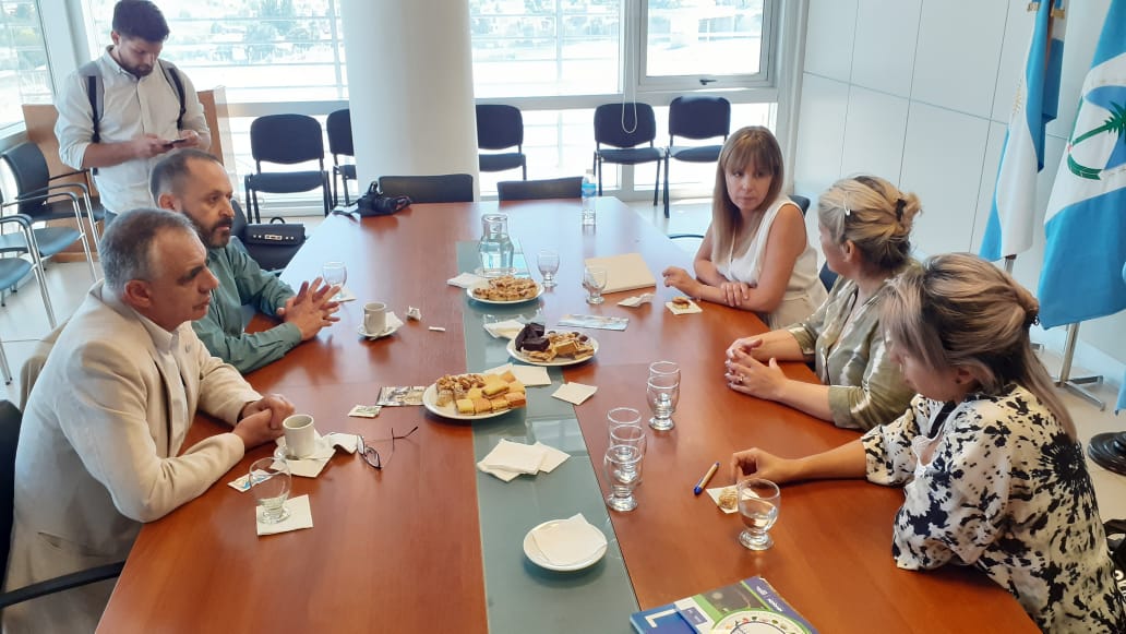 NoticiasVaca's tweet photo. #VacaMuerta #ÚltimoMomento (Anuncian diplomaturas universitarias para Aluminé y Rincón de los Sauces) VacaMuertaDigital - https://t.co/890JuJvwLN https://t.co/LmQJfwiiG8
