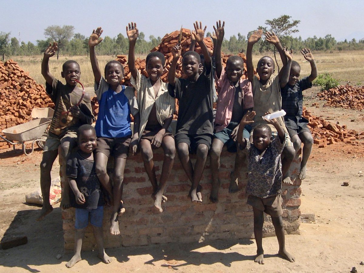 ClaveringTS27's tweet image. #6JB #6CP
As part of our learning for #FairtradeFortnight about the impact of #Fairtrade in #Malawi, we were visited by a former Volunteer #HumanitarianAid Leader: our very own Mr McAvoy! 
😃🇲🇼😃🇲🇼😃

#ChooseFairtrade
@FairtradeUK
@FairtradeUKEd 
@hpoolfairtrade 
@UNICEF_uk