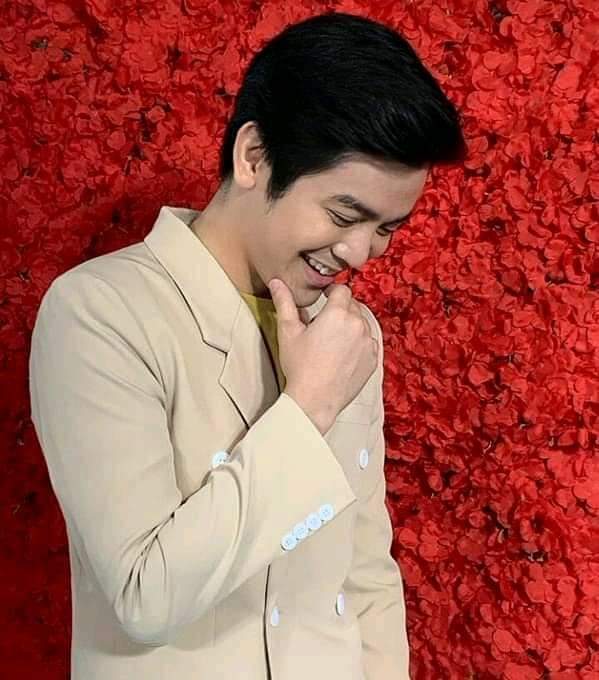 kitaeksource's tweet photo. Sana ma meet kita inperson berber @iamjoshuagarcia soon . Makapag selfie lang Berber namin na sobrang HARDWORKING 💛😊 more project pa sa inyo ni bibi @superjanella At syempre pati na din ang bibi ni berber ma meet ko  din soon . 💛💛
#JoshNella 
#MoreProject https://t.co/qNsuFYo9OE