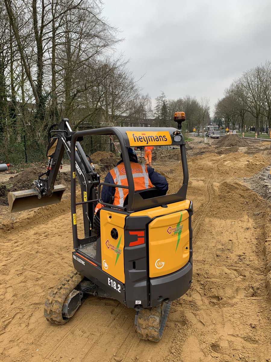 Erik_last1's tweet photo. Full electric minigraver op ons @heijmansnl project in De Reede @gemVeenendaal #co2besparing 0% uitstoot en geluidshinder. https://t.co/Wk6W23wrBX