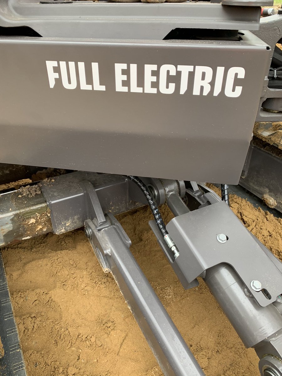 Erik_last1's tweet photo. Full electric minigraver op ons @heijmansnl project in De Reede @gemVeenendaal #co2besparing 0% uitstoot en geluidshinder. https://t.co/Wk6W23wrBX