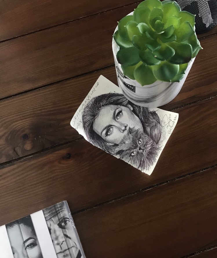 ohoodkho's tweet photo. اليوم وأنا أشرب قهوتي في أحد الكافيهات رسمت دا السكيتش السريع وتركته لمن يجلس في الطاولة بعدي. 🌹لعل لمساتي الفنية البسيطة تضيف شيء من السعادة ليومه.. 
مالحقت أكتب اقتباس. اكتفيت ب "نهارك سعيد" 
الفكرة مقتبسة من @eshraq_EQ https://t.co/3th4owXBfU