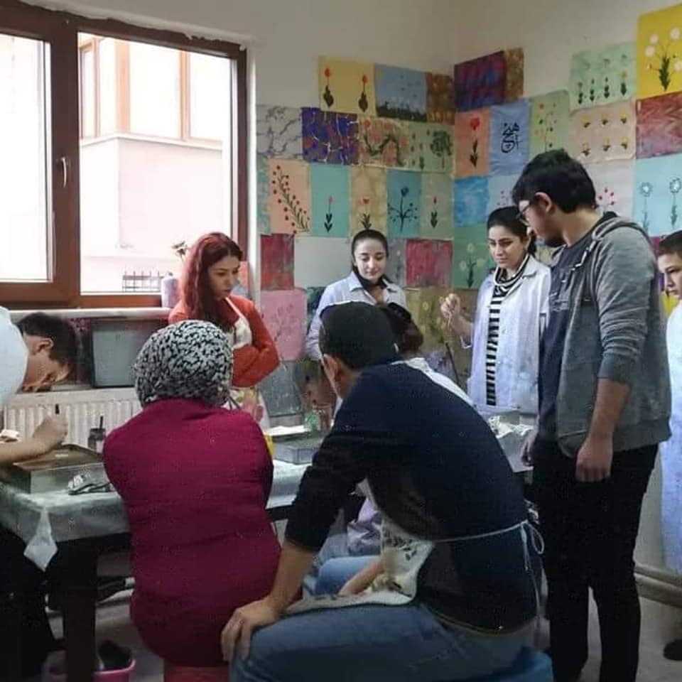 Sakemorg's tweet photo. Safranbolu Belediyesi Kültür Eğitim Merkezi SAKEM ve Halk Eğitim Merkezi paydaşlığında açılan "Ebru" kursumuz Emek Şubemizde eğitim vermektedir.

#safranbolu
#safranbolubelediyesi
#safranbolubelediyesikültüreğitimmerkezi
#sakem https://t.co/32KXtzaf8Y