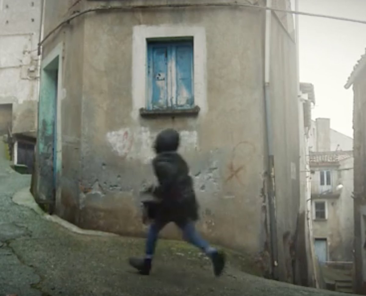 Chi sono i ragazzi come #ugorusso che a Napoli chiamano mullechelle, cosa con sforzo facciamo per loro e cosa può fare la #politica affinché occuparsi di #giovani non sia solo un esercizio di stile? Noi la pensiamo così➡️bit.ly/2POx8vo #sfide #maidiremafia @CarmenVogani