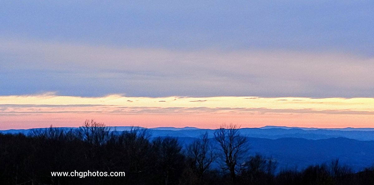 brantg81's tweet photo. Gorgeous sunrise here on Beech Mountain looking at the Tennessee and Virginia mountains.
@WataugaOnline
#Sunrise #beechmountainnc #NC #weather #highcountry https://t.co/gjffJxpHTm