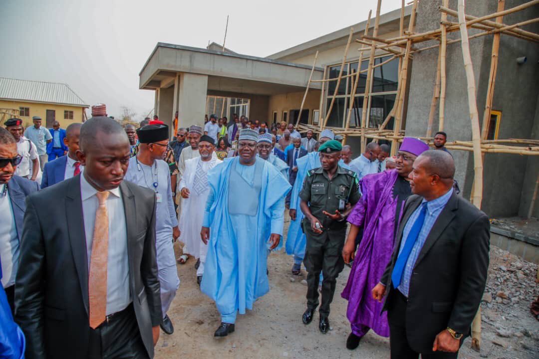 Kdankasa's tweet photo. H.E, Senate President @DrAhmadLawan led a delegation of the leadership of the Senate on an oversight visit to the Disease Isolation Centre located at the University of Abuja Teaching Hospital, Gwagwalada Together Sen Zamfara Central @sengusau Sen @KauraSen of Zamafara North. https://t.co/PnGTdwUlqJ