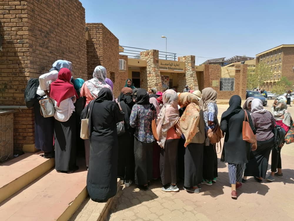 SDStudentAhfad's tweet photo. وقفة احتجاجية لطالبات كلية الصيدلة ضد زيادة رسوم التخرج بكل��تهن من 3 آلاف جنيه لتسعة ولكون الرسوم إجبارية
بالتزامن مع احتفالات جامعة الأحفاد بأسبوع المرأة
#قروشنا_بتمشي_وين https://t.co/NYo8sXdlh3