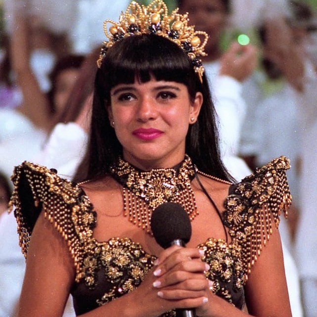 MaraMaravilha's tweet photo. E amanhã nossa Maravilha assopra as velinhas! E nesse #tbt de níver... é hora de lembrar o famoso visual de franjinha nos anos 90! Quantas meninas aqui queriam imitar a famosa franjinha da baianinha Mara! Você foi uma delas?! #bday #bdaymara #bdaymaravilha https://t.co/w7dxxcAhtc