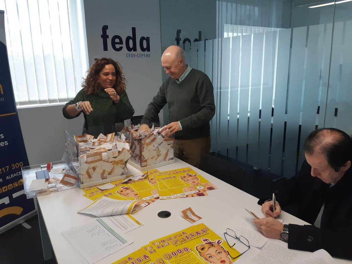 EmpresariosFEDA's tweet photo. Esta mañana, en presencia del notario D. Martín Alonso Palomino, junto con miembros del Comité Ejecutivo de #FECOM y técnicos de la Asociación @albacetecentro y FECOM se ha realizado el sorteo de la campaña #CompraSinPrisas, repartiendo 9.000 euros en premios.
#FEDAAsociaciones https://t.co/tURZdsE1o8