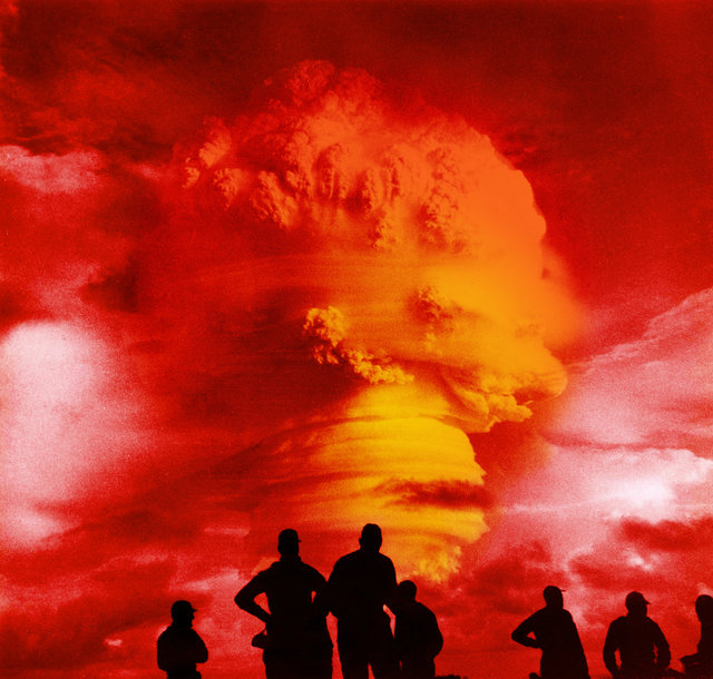 Ядерный взрыв песня. Ядерный взрыв фон. Ядерный взрыв арт. Человек на фоне ядерного взрыва. Атомный взрыв люди.
