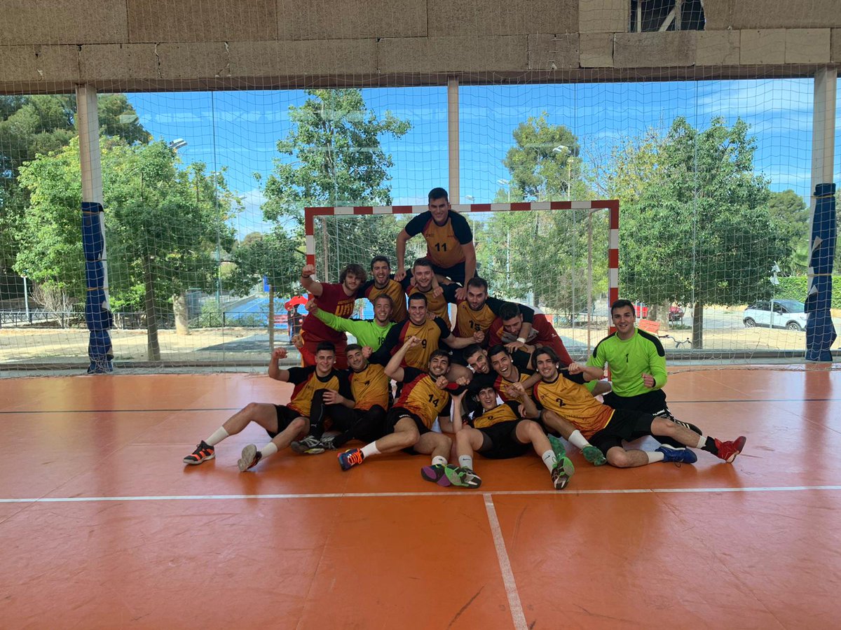 UniversidadMH's tweet photo. ¡Y no hay dos sin tres! 💪😎 ¡CAMPEONES AUTONÓMICOS EN BALONMANO MASCULINO! ✌🤾‍♂️ Nuestros chicos han ganado 27 a 24 ante la Universidad de Valencia ➡ https://t.co/ry5zdy7Zjc #CaduUMH https://t.co/CLR8VkKywB