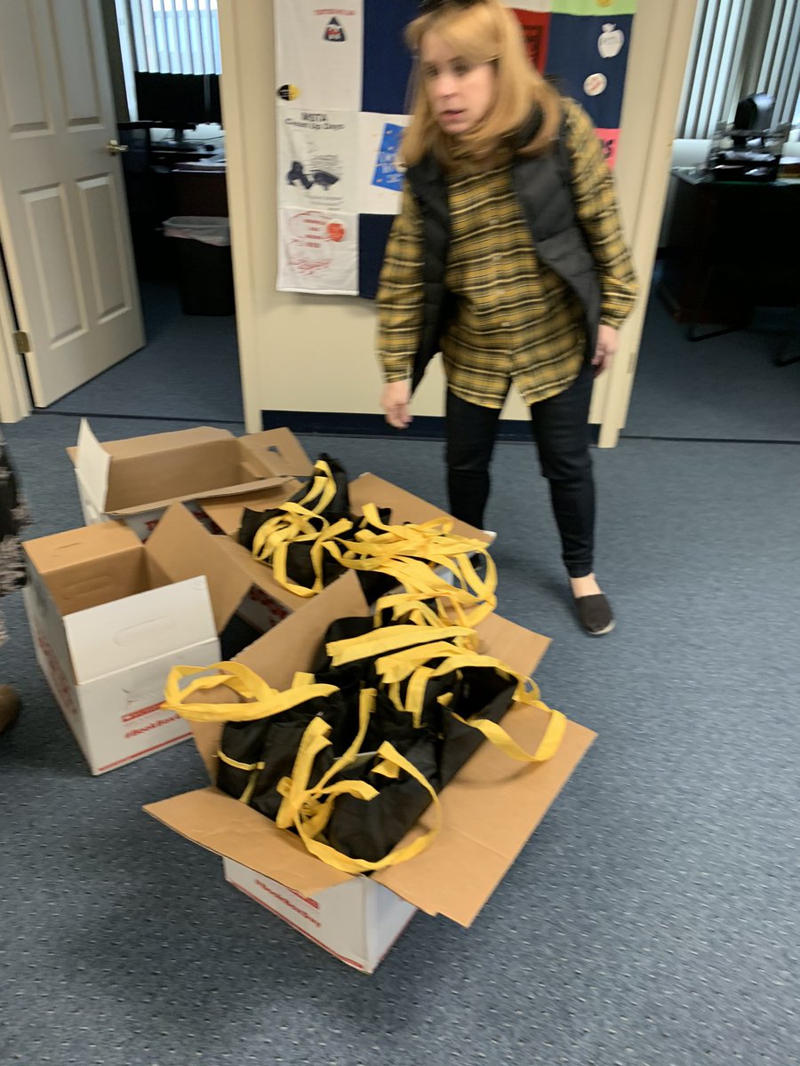 LDC_FCTA's tweet photo. The Leadership Development committee is excited to sort books for this Saturday’s event downtown Frederick! Join us from 12-2 to grab your FREE BOOK and more! Find a teacher with a fanny pack! #fcta @MyFCTA @CaseyKeyser22 @brittblank_FCPS @kimberlyw_FCPS https://t.co/V7QEfHRFvm