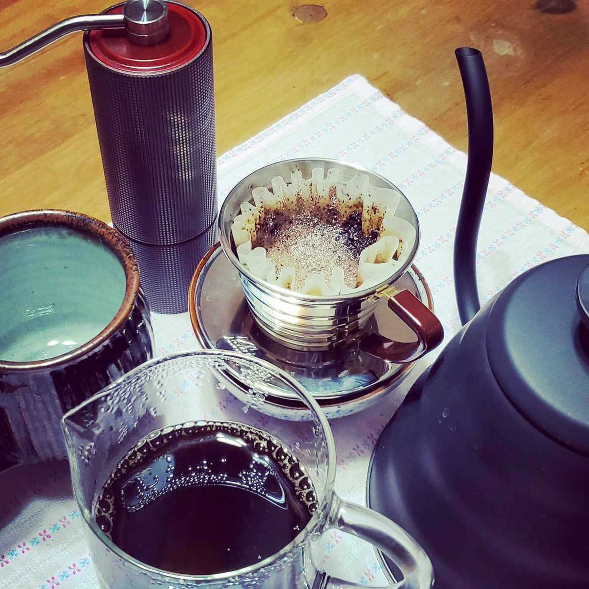 yitengzhishu's tweet photo. 休日の食後はお気に入りの道具達でハンドドリップ
愛用のマグで飲む珈琲は格別
間もなく始まる試練に想いを馳せる
でも楽しみ
#handdrip #handdripcoffee #kalita #dripkettle #wavedripper #wavefilter #pourover #pourovercoffee #冲咖啡 #手冲咖啡 #滴滤咖啡 #滴滤壶 #咖啡研磨机 https://t.co/RAiapK3tXj