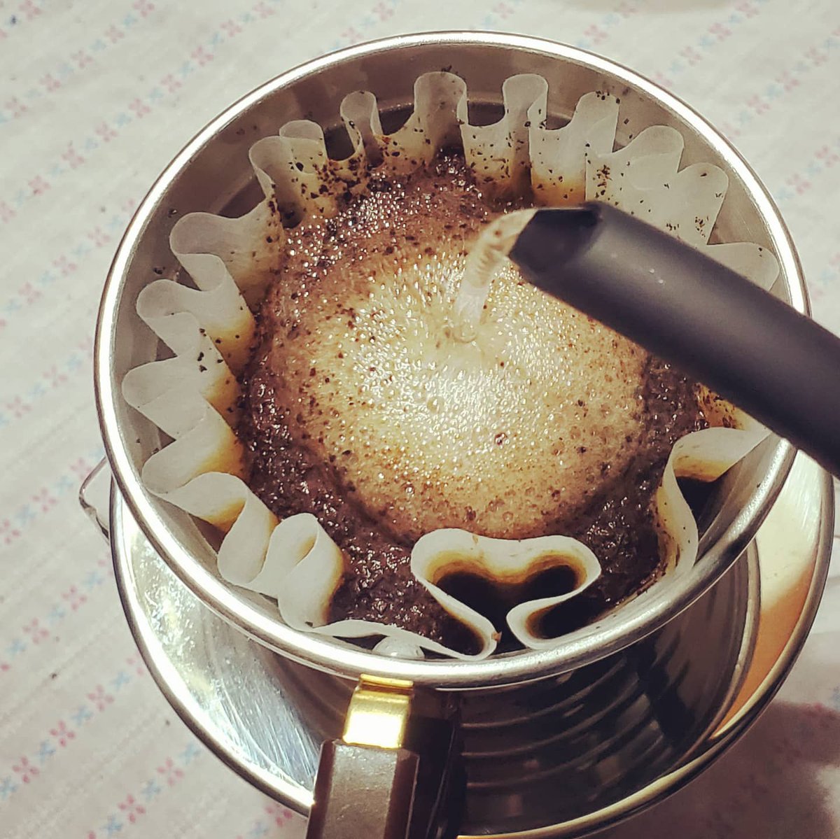 yitengzhishu's tweet photo. 休日の食後はお気に入りの道具達でハンドドリップ
愛用のマグで飲む珈琲は格別
間もなく始まる試練に想いを馳せる
でも楽しみ
#handdrip #handdripcoffee #kalita #dripkettle #wavedripper #wavefilter #pourover #pourovercoffee #冲咖啡 #手冲咖啡 #滴滤咖啡 #滴滤壶 #咖啡研磨机 https://t.co/RAiapK3tXj