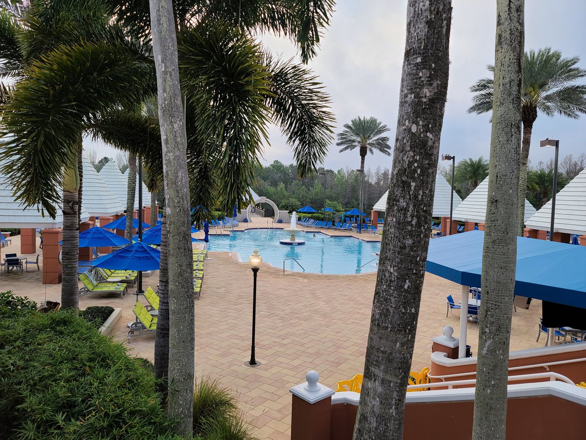 TeightR's tweet image. Waking up this early when you have a pool that looks like this! @HiltonGrandVac