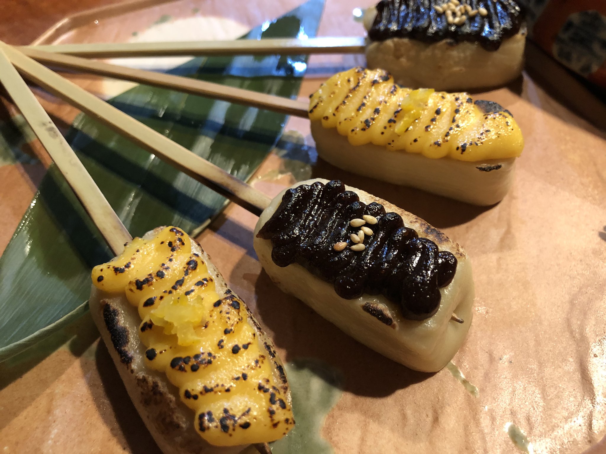 笠川 真一朗 京風もつ鍋と肉刺し 肉寿司が人気ですが 僕のオススメは 焼き上げた生麩に自家製のゆず味噌と田楽 味噌を塗り込んだ 生麩田楽 京都 片山商店の西京味噌を使った 西京味噌グラタン とうもろこしのかき揚げ あと日本酒の種類が豊富で