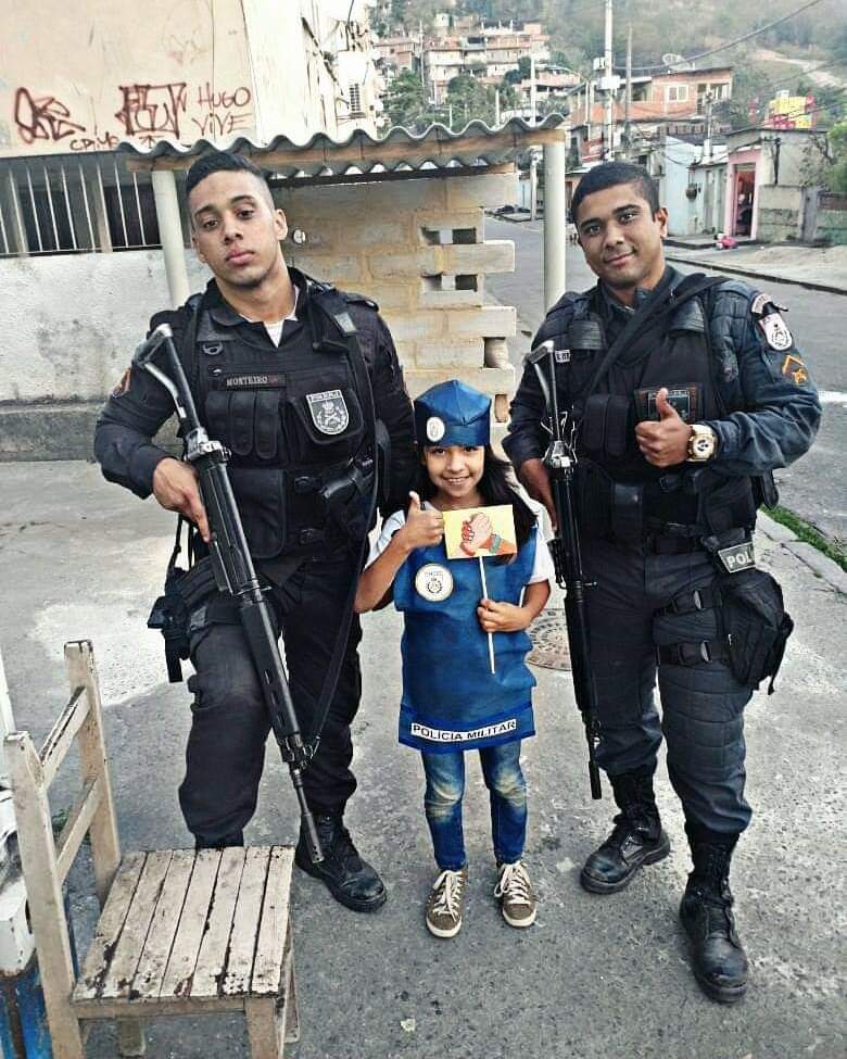 GMonteiroRJ's tweet photo. Se eu morrer, igual meu amigo da foto, saibam que os maiores responsáveis estão na alta cúpula da @PMERJ. Após questionar CORONÉIS que geram suspeitas populares de CORRUPÇÃO, perdi o porte de armas e estou no PROCESSO de expulsão da PM. Mesmo sendo o mais ameaçado pelas FACÇÕES! https://t.co/eRFM8MXe35