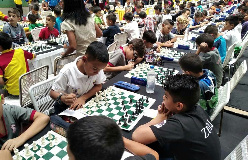 PlanetaDeporti8's tweet photo. #Ajedrez ♟️🇵🇾
PRIMER IRT CLASIFICATORIO 2020 Sub 2200 
Se inicia mañana en el club Deportivo Alemán y se extenderá hasta el sábado 8 con organización de la Federación Paraguaya de Ajedrez (FEPARAJ) https://t.co/ByJ9IgUBni