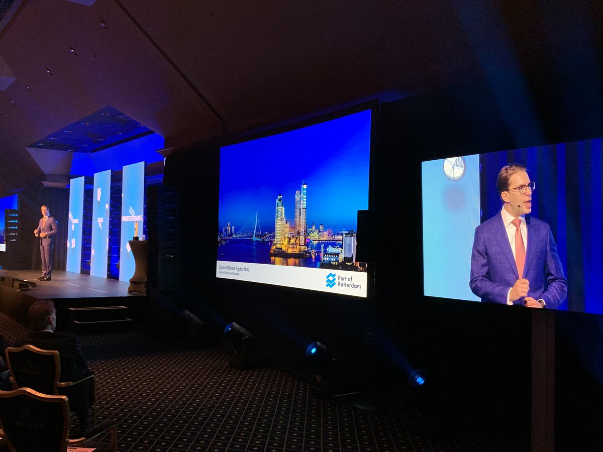 En de verkiezingen voor de #seniorsalesprofessional 2019 zijn aan de gang. @sjoerdrobertfigdor van <a href="/PortOfRotterdam/">Port of Rotterdam Authority</a> staat op het podium