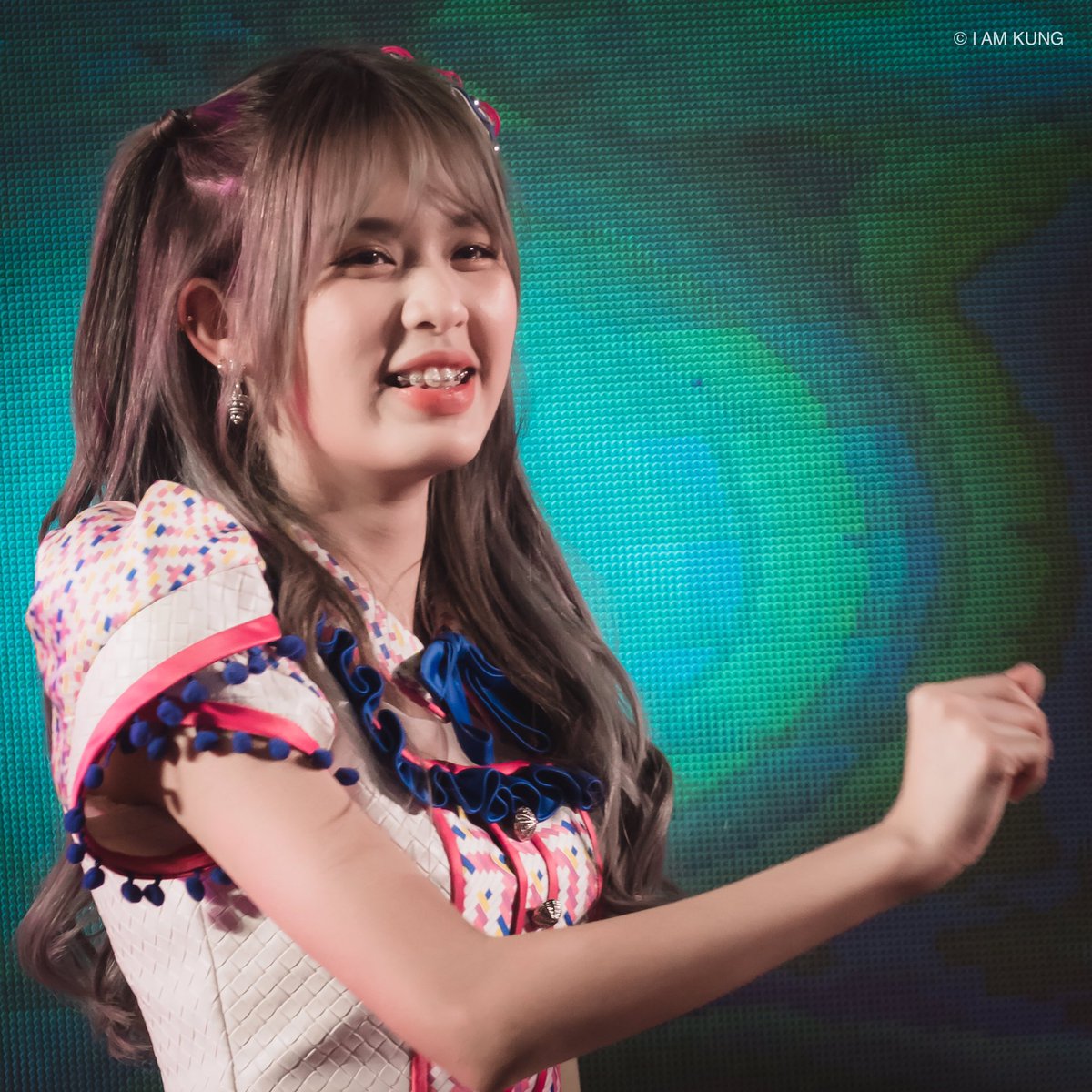 iAmKung48's tweet photo. 😊🙂🌈🌈
#OneLoveConcert #BNK48 #MobileBNK48 https://t.co/MD1VDMs6k5