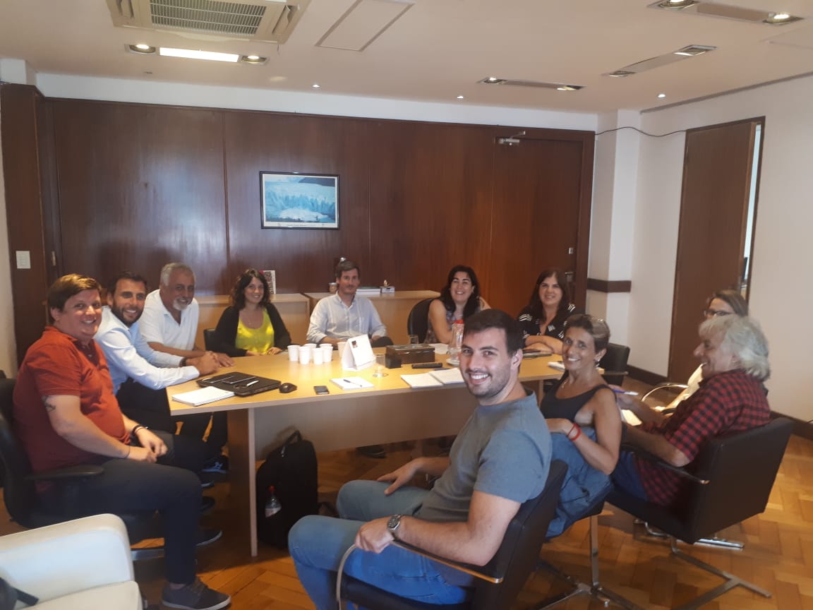 intaextension's tweet photo. En trabajo con @MDSNacion para consolidar el plan de @prohuerta para esta etapa. 💪
Algunas de las prioridades:
✅ #ArgentinaContraElHambre
✅ #AccesoAlAgua
✅ #AbastecimientoLocal de alimentos
✅ Circuitos de #comercialización
✅ Potenciar las huertas y la red de promotores/as https://t.co/zhFJRWMkZh