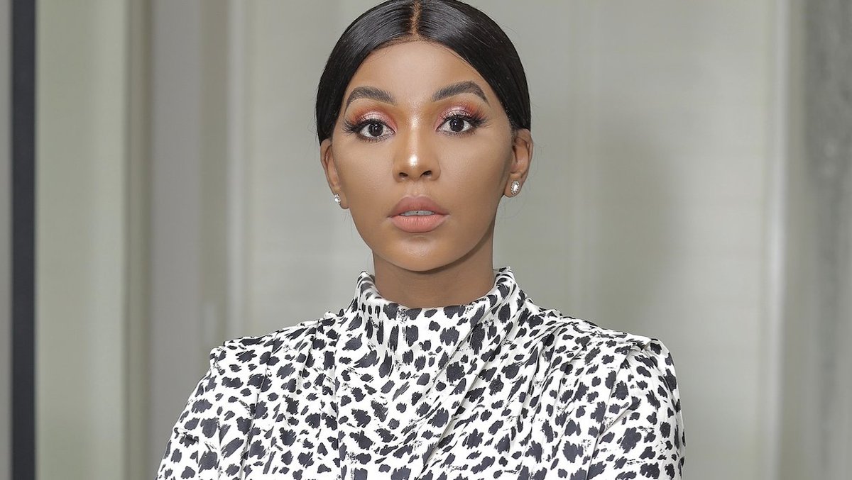 TrueLoveMag_SA's tweet photo. Mbali Sebapu talks about leaving her 9–5 to follow her dream of starting a cosmetics line @_HermosaFlor and entrepreneurial lessons she's learnt: https://t.co/YRJws5nFqr #ThursdayMotivation #Beauty https://t.co/vaR0CF0CnJ
