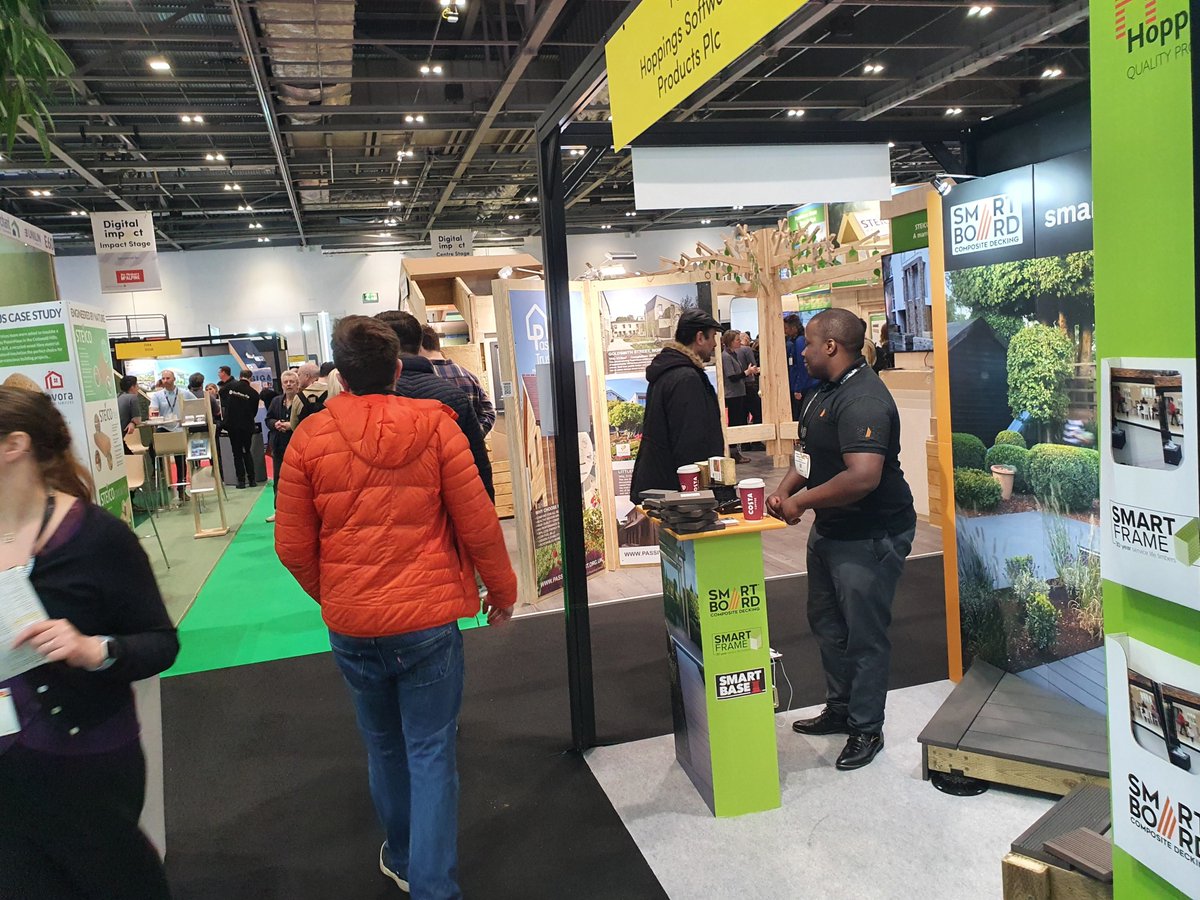 Day 3 of Futurebuild - Last day and Matt steps up to the challenge. If you're at the ExCeL, come give us a wave!
<a href="/FuturebuildNow/">Futurebuild</a> <a href="/ExCeLLondon/">Excel London</a>

#Outdoor #Garden #Wood #Plastic #Composite #Decking #Ideas #SmartBoard #SmartFRAME #Futurebuild #London #ExCeL #Exhibition #Show