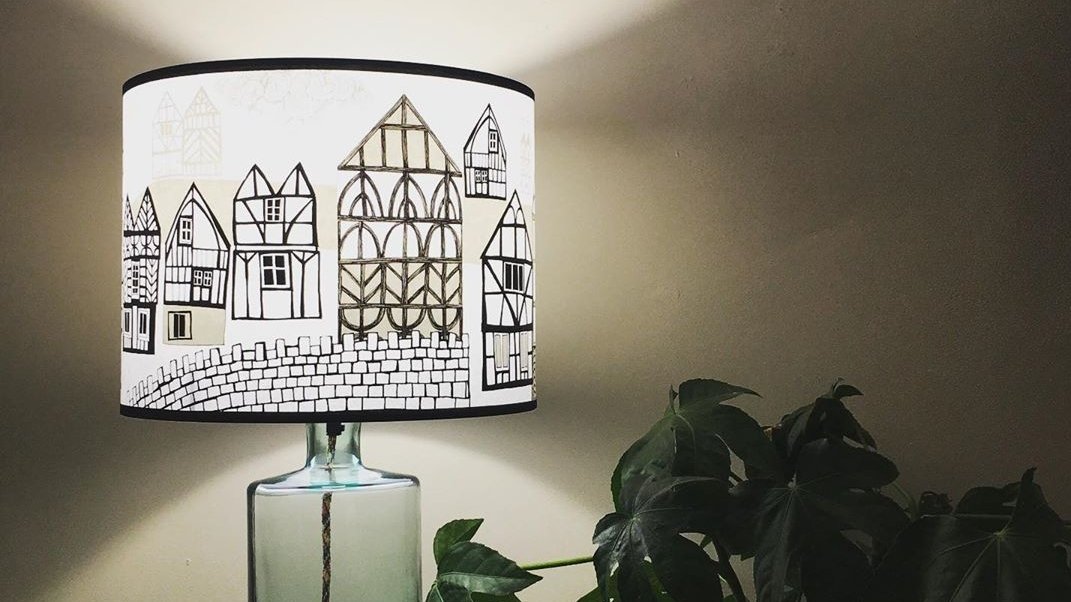LushDesigns_'s tweet photo. Thanks to @leelashop for this photo of our Tudor Village shade. If you're in Exeter pop in and see the beautiful gifts and homewares they have in store #exeter #exetershopping #homedesign #Tudor #printdesign #lampshade #BritishDesign https://t.co/hGOFJbEQ3A