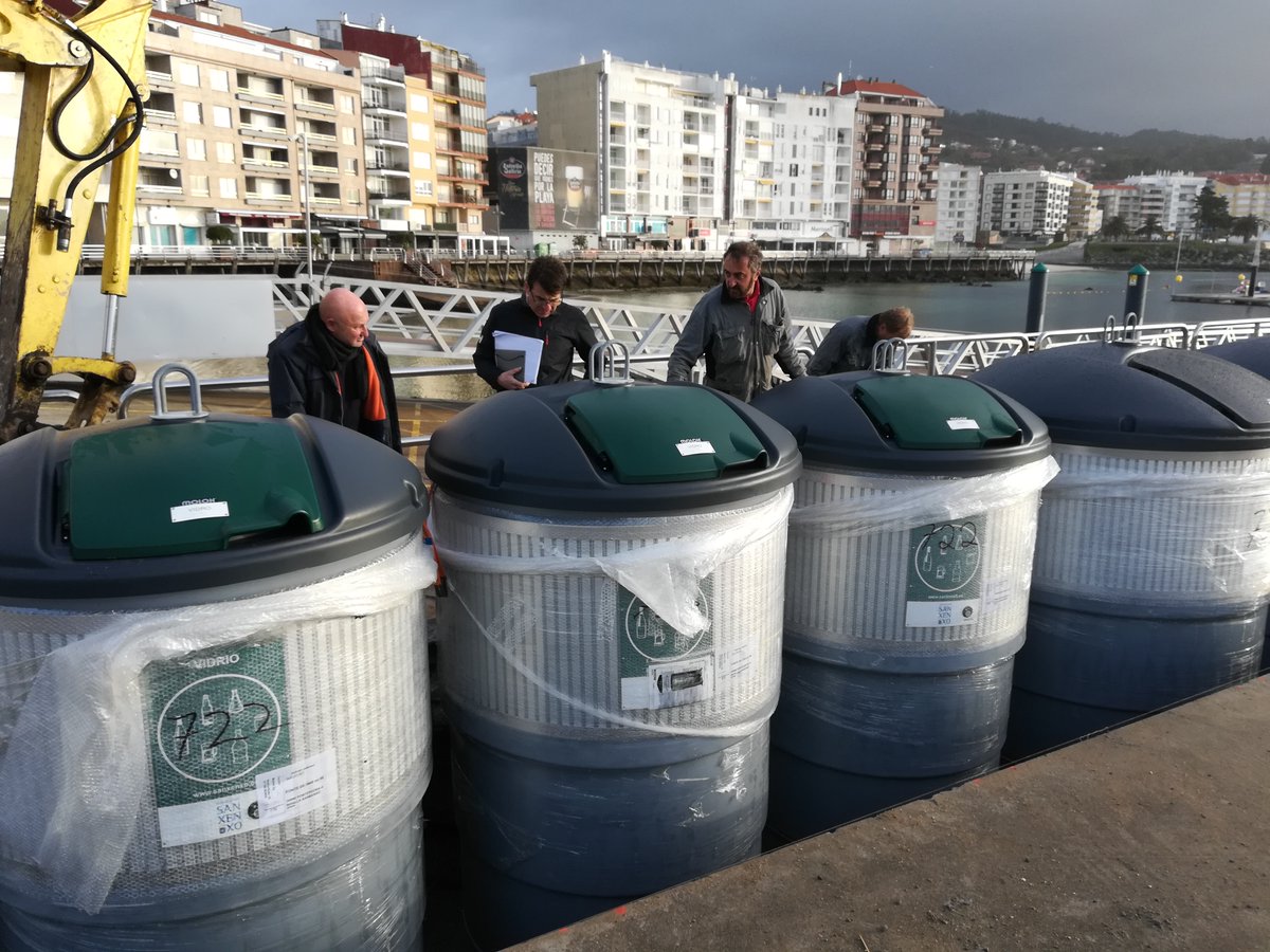 #Sanxenxo is one of the capitals of tourism in #Galicia 🇪🇸 Its population is growing in the summer and large-scale urban development means that everything is modern. Aesthetically beautiful and functional #wastemanagement is also a part of the environment 💚
#molok #recycling