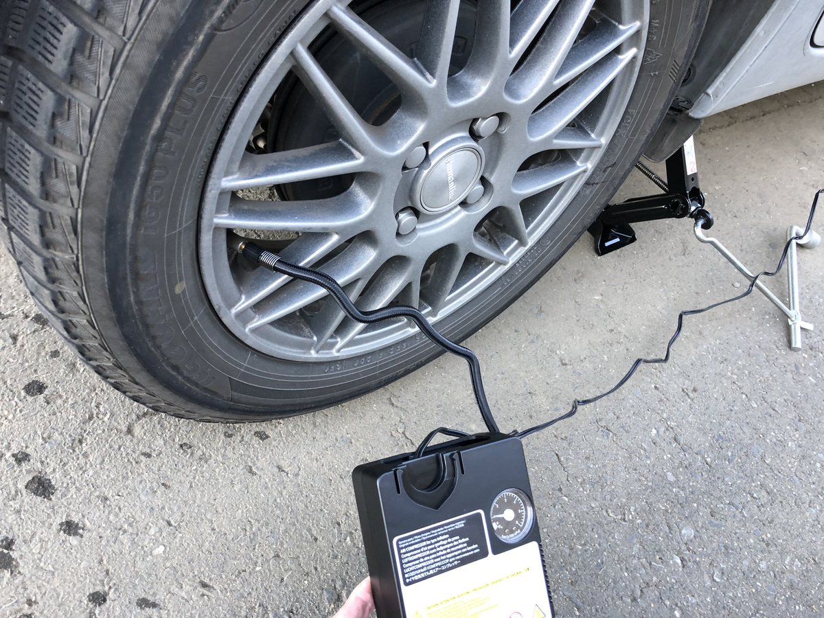 土浦北インター自動車学校 走行中 暴風で車が揺れるのかと思いきや えーーパンク 見ると 右後輪が潰れていた 車 を路肩に止め トランクルームにあるジャッキとパンク修理キットを出して ジャッキアップ そしてパンク修理 初めての修理キット 土浦北インター自動車学校 走行中 暴風で車が揺れるのかと思いきや えーーパンク 見ると 右後輪が潰れていた 車 を路肩に止め トランクルームにあるジャッキとパンク修理キットを出して ジャッキアップ そしてパンク修理 初めての修理キット