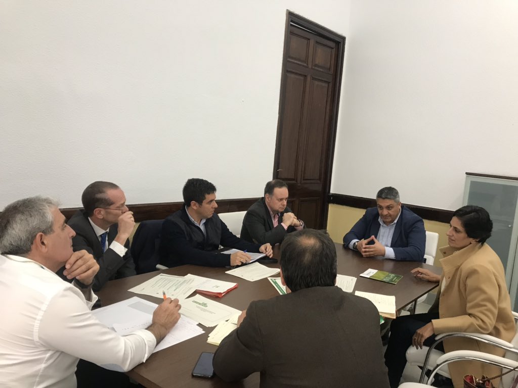 anagalan131's tweet photo. Esta mañana en el Palacio de la Asamblea @GobiernodeCeuta compartiendo proyectos para incentivar la recogida selectiva junto al nuevo Consejero @YamalDris @AngelHervella @ecoembes @AAjlopezp https://t.co/OqvssEX924