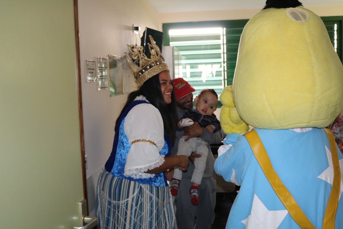 DoctorOrosa's tweet photo. Hoy Kiko y la Princesa Yaiza han venido desde el Hotel Princesa Yaiza @PrincesaYaizaPY, con la ayuda de la trabajadora social de Niños con Cáncer Pequeño Valiente @pequevaliente, hasta la planta de Pediatría para regalarle una sonrisa a los niños y niñas que estaban ingresados. https://t.co/k0lkiuWAS2